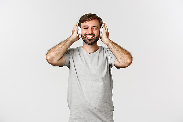 포토 JPG 해외이미지 남자 실내 한명 상반신 성인 앞모습 눈감음 헤드셋 음악감상 흰색 즐거움 착용 성인남자한명만 해외포토 1 감정 뷰포인트 컬러 음향기기 모션 사람 내부 헤드폰 감상 남자한명만 성인남자만 파일형식 이미지허브