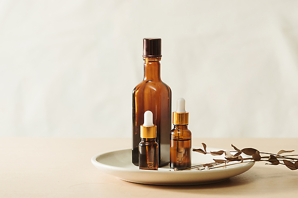 포토 JPG 해외이미지 식물 접시 실내 사람없음 화장품 흰배경 드라이플라워 앰플 에스테틱 해외포토 식기 꽃 백그라운드 내부 뷰티 흰색 파일형식 이미지허브