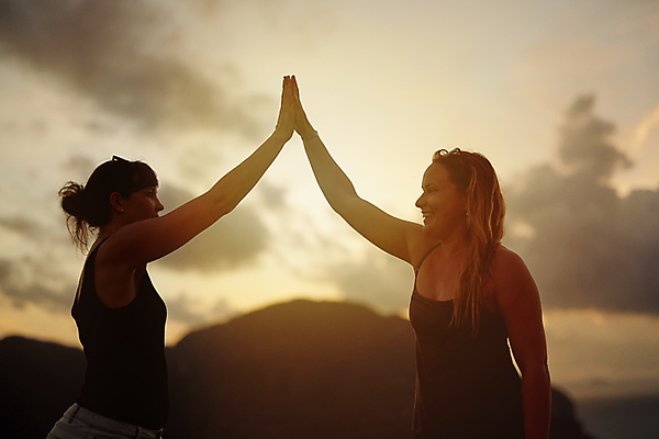 포토 JPG 해외이미지 라이프스타일 응시 여자 행복 여행 하늘 휴가 함께함 서기 상반신 20대 성인 야외 두명 옆모습 친구 노을 우정 하이파이브 성인여자만 해외포토 자연요소 시선 감정 뷰포인트 컨셉 관계 모션 사람 손짓 청년 생활 여자만 성인만 파일형식 이미지허브
