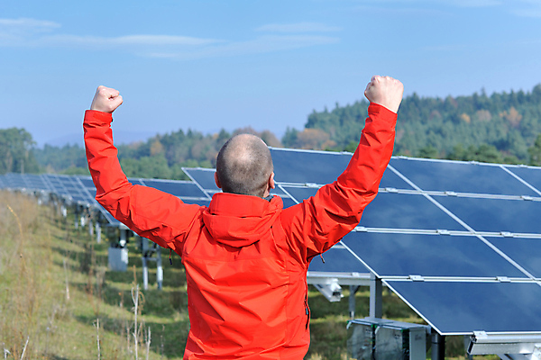 포토 JPG 해외이미지 주간 남자 하늘 한명 상반신 성인 야외 뒷모습 주먹 만세 태양에너지 집열판 성인남자한명만 해외포토 자연요소 1 뷰포인트 모션 사람 그린에너지 남자한명만 성인남자만 파일형식 이미지허브