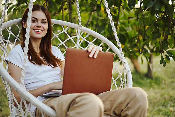 포토 JPG 해외이미지 주간 여자 여유 휴가 휴식 한명 앉기 상반신 성인 야외 앞모습 노트북 잡기 해먹 흔들의자 성인여자한명만 해외포토 자연요소 1 감정 뷰포인트 컨셉 의자 모션 사람 전자제품 침대 여자한명만 성인여자만 파일형식 이미지허브