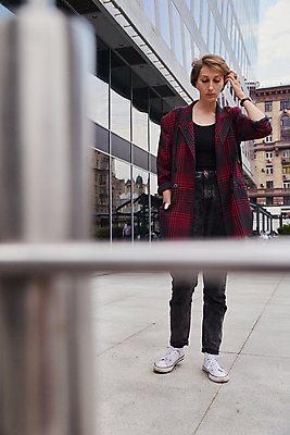 포토 JPG 해외이미지 백인 라이프스타일 외관 시선 여자 백그라운드 생각 비즈니스 건축양식 창문 난간 유리 짧은머리 거리 한명 서기 사람 정장 성인 야외 건물 빨간색 금융 울타리 도시풍경 사무실 반사 재킷 도시 센터 도심 체크무늬 지역 내추럴 스타일 해외포토 서양인 1 헤어스타일 건축물 옷 건축 컬러 무늬 모션 재질 풍경 생활 경제 담장 외투 파일형식 이미지허브