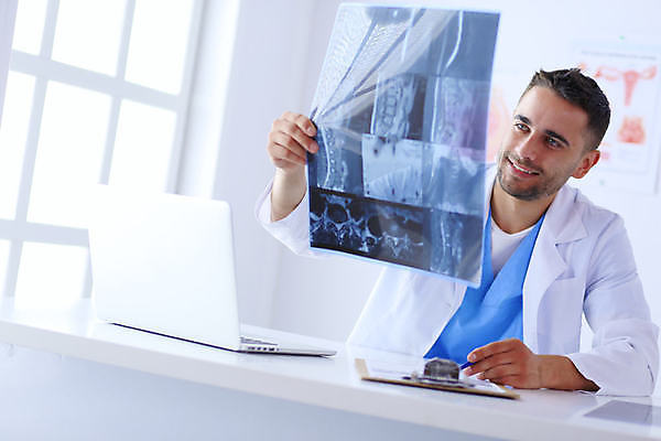 포토 JPG 해외이미지 백인 직업 여자 남자 얼굴 컨셉 유니폼 통신 청진기 건강 병원 대화 한명 사람 앉기 성인 치료 사무실 약 시험 환자 의사 흰색 표현 업무 도움 플라스틱 미용사 컨설턴트 만들기 방문 외과 테라피 돌봄 조언 헬프 해외포토 서양인 1 옷 교육 컬러 비즈니스 의학 의료기기 모션 재질 말하기 신체부위 뷰티 의료진 작업 전문직 상담 파일형식 이미지허브