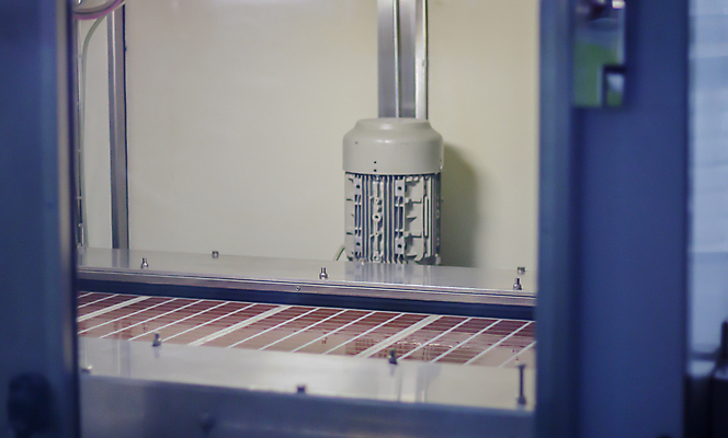 포토 JPG 해외이미지 식물 직업 손 산업 선 음식 장갑 비즈니스 공장 디저트 노동자 실내 사탕 요리 사람없음 내부 과자 케이크 초콜릿 어둠 기계 장비 업무 작업실 달콤 맛 제조 상품 만들기 코코아 방법 줄서기 카카오 컨베어밸트 맛있는 해외포토 잡화 음료 컨셉 공업 모션 신체부위 작업 파일형식 이미지허브