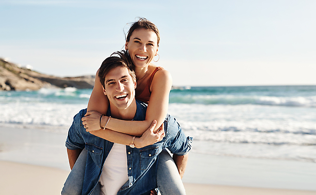 포토 JPG 해외이미지 주간 커플 여자 남자 여유 바다 안기 하늘 휴식 함께함 웃음 상반신 성인 야외 두명 앞모습 즐거움 업기 성인만 해외포토 자연요소 감정 뷰포인트 컨셉 관계 모션 표정 사람 파일형식 이미지허브