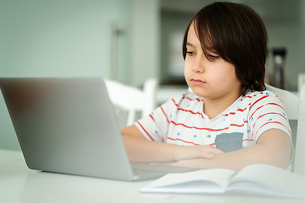 포토 JPG 해외이미지 학생 라이프스타일 교육 어린이 인터넷 교실 학교 수업 거리 주택 한명 미소 소년 노트북 스터디 컴퓨터 공책 흐름 무선전화기 부름 멀리 온라인 소셜 가상 해외포토 1 남자 컨셉 모션 문구용품 표정 사람 건물 생활 전자제품 학습 전화기 파일형식 이미지허브
