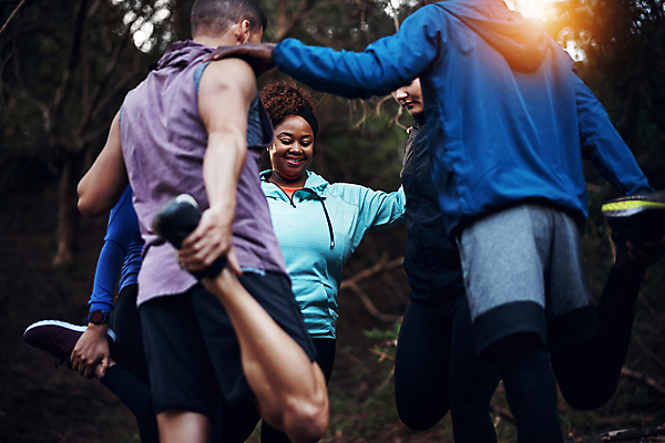 포토 JPG 해외이미지 주간 라이프스타일 응시 여자 남자 행복 스포츠 함께함 여러명 상반신 성인 야외 앞모습 뒷모습 친구 운동복 운동 스트레칭 잡기 그룹 숲 연습 다리들기 어깨에손 해외포토 자연요소 시선 옷 감정 뷰포인트 다수 컨셉 관계 모션 건강 사람 생활 파일형식 이미지허브