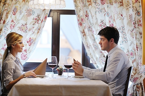 포토 JPG 해외이미지 커플 여자 남자 행복 데이트 탁자 함께함 실내 앉기 손짓 상반신 성인 두명 옆모습 마주보기 레스토랑 와인 식사 연애 성인만 해외포토 감정 뷰포인트 가구 컨셉 관계 모션 주류 사람 내부 식당 파일형식 이미지허브