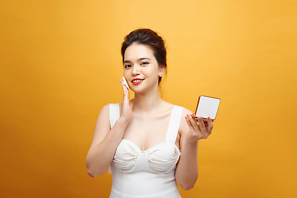 포토 JPG 해외이미지 여자 실내 한명 들기 동양인 상반신 성인 앞모습 화장 뷰티 노란배경 팩트 성인여자한명만 해외포토 1 뷰포인트 백그라운드 모션 사람 인종 내부 노란색 화장품 여자한명만 성인여자만 파일형식 이미지허브