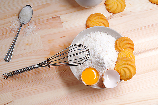 포토 JPG 해외이미지 그릇 사람없음 쿠키 계란 숟가락 설탕 준비 밀가루 제빵 거품기 나무배경 해외포토 식기 백그라운드 주방용품 디저트 수저 제과제빵 알 가루 파일형식 이미지허브