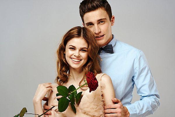 포토 JPG 해외이미지 백인 커플 여자 남자 포옹 들기 상반신 성인 두명 장미 낭만 우아함 성인만 해외포토 서양인 꽃 컨셉 관계 안기 모션 사람 파일형식 이미지허브