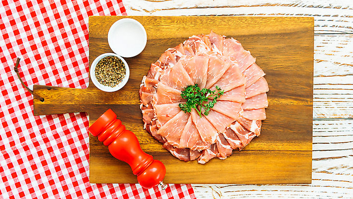 포토 JPG 해외이미지 음식 조각 토마토 부분 파슬리 마늘 육류 돼지고기 스테이크 요리 사람없음 목재 빨간색 주방 시골 신선 자르기 준비 날것 슬라이스 후추 해외포토 나무 컬러 채소 식재료 재료 모션 서양음식 향신료 파일형식 이미지허브