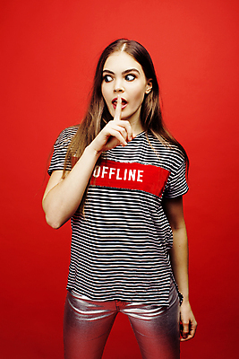 포토 JPG 해외이미지 백인 모델 라이프스타일 여자 행복 감정 얼굴 포즈 백그라운드 갈색머리 한명 사람 손짓 10대 빨간색 친구 스마트폰 금발 뷰티 유행 흰색 표현 도시 달콤 시원함 보여주기 진짜 스타일 힙스터 해외포토 서양인 1 헤어스타일 패션 컬러 관계 모션 청소년 생활 신체부위 핸드폰 스마트기기 맛 파일형식 이미지허브