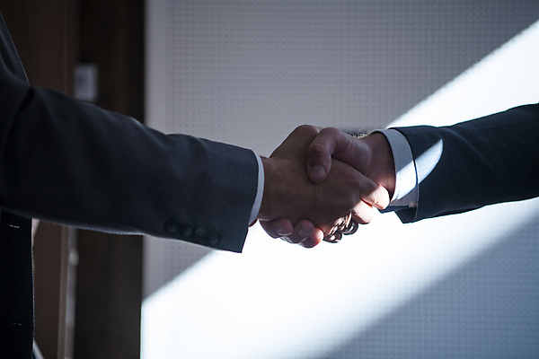 포토 JPG 해외이미지 손 비즈니스 협력 악수 실내 그림자 협상 신체부위 해외포토 사람 손짓 내부 파일형식 이미지허브