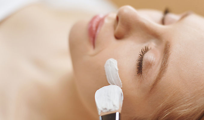 포토 JPG 해외이미지 여자 실내 한명 근접촬영 상반신 성인 옆모습 아웃포커스 뷰티 눈감음 붓 피부관리 바르기 팩 성인여자한명만 해외포토 1 뷰포인트 모션 촬영기법 사람 내부 화장품 여자한명만 성인여자만 파일형식 이미지허브