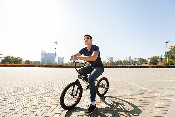 포토 JPG 해외이미지 라이프스타일 남자 실루엣 스포츠 포즈 백그라운드 장난 하늘 거리 한명 사람 소년 야외 10대 자전거 점프 도시 바퀴 승차 위험 묘기 속도 순환 사이클링 라이더 바이킹 콘크리트 페달 프리스타일 스타일 해외포토 1 어린이 컨셉 모션 청소년 촬영기법 생활 바이크 육상스포츠 파일형식 이미지허브