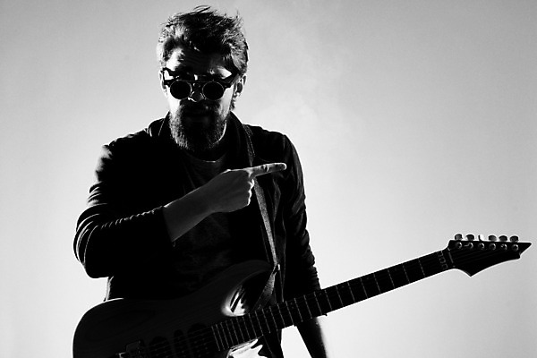 포토 JPG 해외이미지 남자 흑백 한명 상반신 성인 앞모습 선글라스 기타 가리킴 매기 기타리스트 로큰롤 락스타 성인남자한명만 해외포토 1 안경 음악 뷰포인트 모션 현악기 촬영기법 사람 손짓 연주자 남자한명만 성인남자만 파일형식 이미지허브