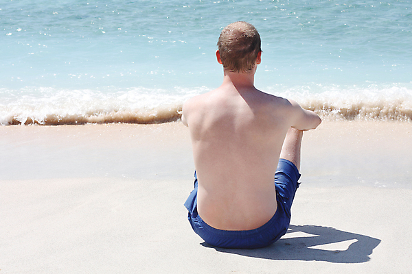 포토 JPG 해외이미지 남자 바다 여행 반바지 휴가 한명 앉기 파란색 태양 고독 선탠 멀리 파라다이스 해외포토 자연요소 1 감정 컬러 바지 모션 사람 파일형식 이미지허브