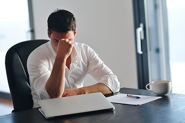 포토 JPG 해외이미지 남자 생각 실내 한명 상반신 성인 앞모습 슬픔 비즈니스맨 좌절 고민 우울감 성인남자한명만 해외포토 1 감정 뷰포인트 컨셉 비즈니스 사람 내부 직장인 남자한명만 성인남자만 파일형식 이미지허브