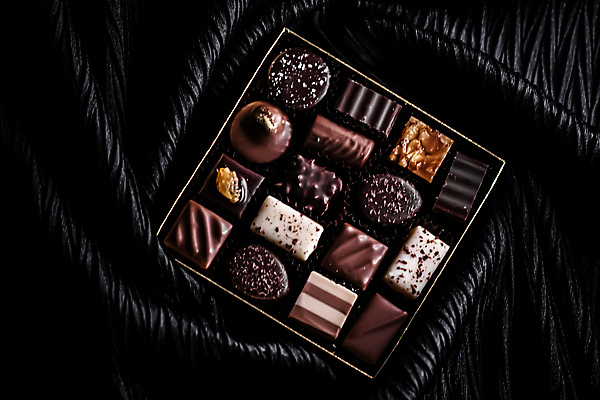 포토 JPG 해외이미지 검은배경 디저트 사람없음 상자 초콜릿 여러개 달콤 해외포토 음식 다수 백그라운드 검은색 맛 파일형식 이미지허브