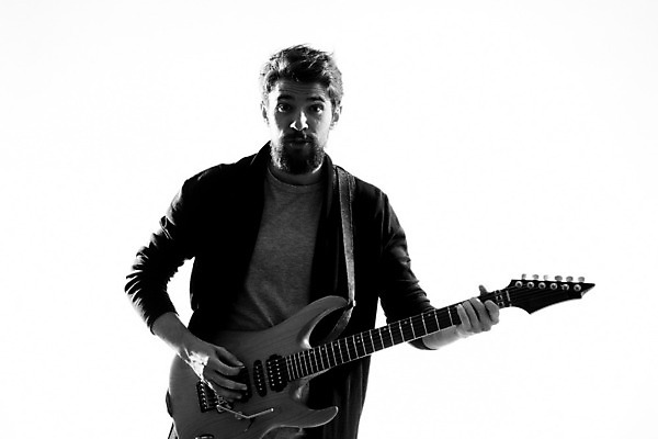 포토 JPG 해외이미지 남자 연주 흑백 한명 상반신 성인 앞모습 기타 매기 기타리스트 로큰롤 락스타 성인남자한명만 해외포토 1 음악 뷰포인트 모션 현악기 촬영기법 사람 연주자 남자한명만 성인남자만 파일형식 이미지허브