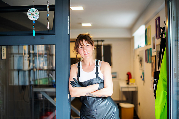 포토 JPG 해외이미지 응시 여자 장갑 실내 한명 상반신 성인 앞모습 아웃포커스 문 팔짱 귀여움 기댐 앞치마 애견미용 애견미용사 성인여자한명만 해외포토 1 시선 잡화 뷰포인트 컨셉 모션 촬영기법 사람 내부 뷰티 미용사 여자한명만 성인여자만 파일형식 이미지허브