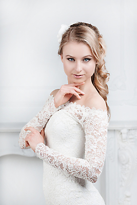 포토 JPG 해외이미지 모델 응시 드레스 여자 웨딩드레스 포즈 결혼 한명 상반신 성인 옆모습 화려 성인여자한명만 해외포토 1 시선 옷 뷰포인트 컨셉 사람 이벤트 여자한명만 성인여자만 파일형식 이미지허브