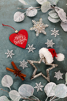 포토 JPG 해외이미지 별 크리스마스장식 겨울 산타모자 눈꽃 실내 사람없음 하이앵글 하트 눈송이 오브젝트 파란배경 눈꽃무늬 별모형 유칼립투스 해외포토 자연요소 모양 식물 모자_잡화 계절 뷰포인트 백그라운드 크리스마스 무늬 눈_날씨 내부 파란색 모형 파일형식 이미지허브