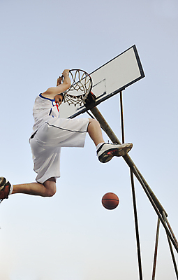 포토 JPG 해외이미지 주간 전신 남자 하늘 농구 농구공 매달리기 한명 성인 야외 옆모습 하이앵글 점프 잡기 농구대 덩크슛 성인남자한명만 해외포토 자연요소 1 뷰포인트 공 모션 사람 구기 골대 남자한명만 성인남자만 파일형식 이미지허브