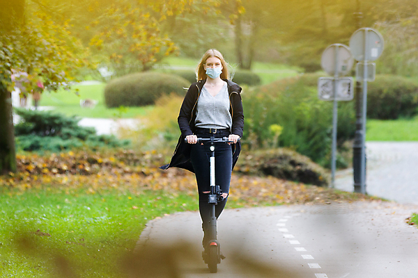 포토 JPG 해외이미지 1 학생 라이프스타일 공원 여자 선 잎 교통시설 휴식 거리 한명 사람 야외 10대 청춘 햇빛 여행객 스쿠터 가을 청바지 도시 네트워크 바이러스 승차 출퇴근 일반 유지 대여 렌탈 통근 해외포토 식물 계절 공공시설 교통 컨셉 비즈니스 바지 모션 청소년 생활 태양 오토바이 시설 출근 파일형식 이미지허브