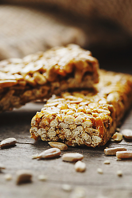 포토 JPG 해외이미지 실내 사람없음 아웃포커스 소프트포커스 땅콩 에너지바 나무배경 해외포토 음식 백그라운드 촬영기법 내부 견과류 파일형식 이미지허브