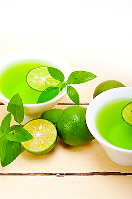 포토 JPG 해외이미지 실내 사람없음 컵 라임 라임주스 나무배경 해외포토 식기 백그라운드 과일 내부 과일주스 파일형식 이미지허브