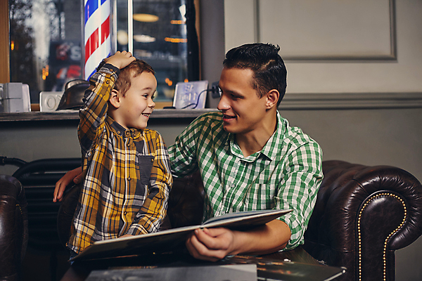포토 JPG 해외이미지 백인 남자 아들 어린이 함께함 실내 웃음 소년 상반신 성인 두명 앞모습 책 독서 마주보기 아빠 즐거움 남자만 해외포토 서양인 감정 뷰포인트 컨셉 가족 모션 표정 사람 내부 파일형식 이미지허브