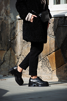 포토 JPG 해외이미지 모델 라이프스타일 옷 여자 신발 바지 거리 털 부츠 성인 사람없음 건물 뷰티 유행 걷기 검은색 핸드백 코트 도시 양 우아함 가죽 날씬함 타운 스타일 유일 해외포토 건축물 컬러 컨셉 가방 포유류 모션 하의 사람 생활 외투 몸매 파일형식 이미지허브