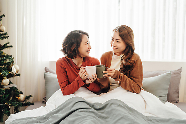 포토 JPG 해외이미지 여자 티타임 휴식 함께함 실내 들기 동양인 상반신 성인 두명 앞모습 친구 마주보기 침실 즐거움 성인여자만 집콕 해외포토 감정 뷰포인트 컨셉 관계 모션 사람 인종 내부 신조어 여자만 성인만 파일형식 앳홈라이프 이미지허브