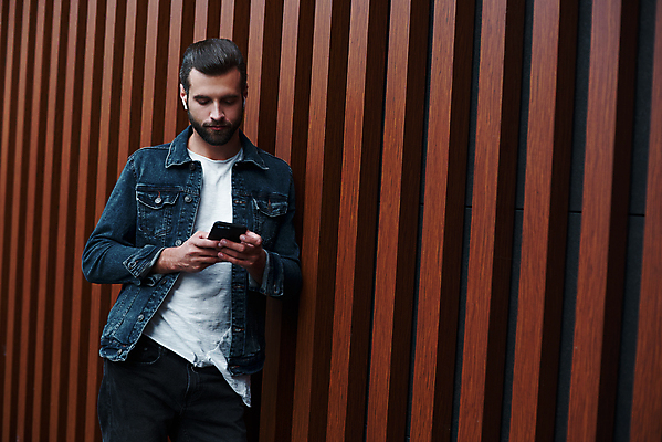 포토 JPG 해외이미지 백인 모델 직업 1 라이프스타일 계절 남자 여유 비즈니스 사업가 휴식 수염 한명 사람 인종 성인 야외 목재 가로 여름 갈색 유행 디지털 웹 봄 가을 도시 비즈니스맨 자신감 어플리케이션 스마트 고립 무료 스타일 유일 자극 해외포토 서양인 나무 감정 컬러 컨셉 인터넷 재료 생활 직장인 파일형식 이미지허브