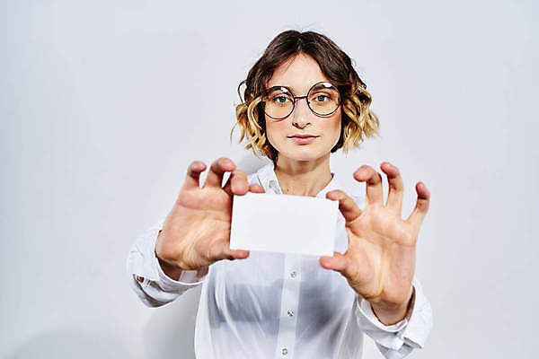 포토 JPG 해외이미지 서양인 여자 명함 프레임 한명 미소 들기 상반신 성인 앞모습 사각형 집중 보여주기 주목 성인여자한명만 해외포토 도형 외국인 1 뷰포인트 컨셉 모션 표정 사람 여자한명만 성인여자만 파일형식 이미지허브