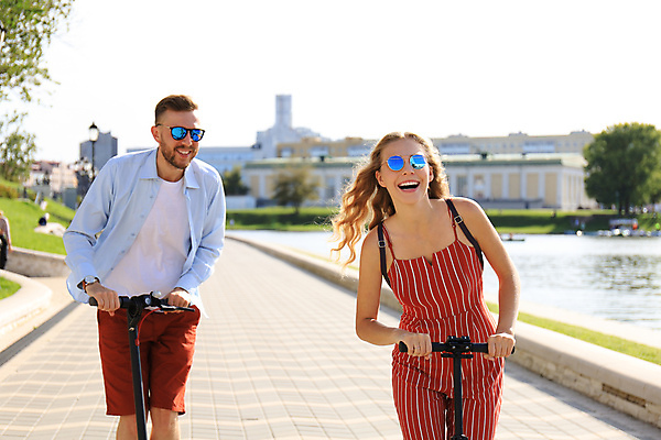 포토 JPG 해외이미지 커플 여자 남자 여행 웃음 상반신 성인 야외 두명 강 선글라스 성인만 전동퀵보드 해외포토 안경 육상교통 관계 표정 사람 퀵보드 파일형식 이미지허브