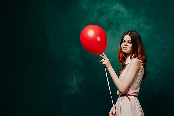 포토 JPG 해외이미지 응시 여자 한명 상반신 성인 옆모습 잡기 풍선 성인여자한명만 초록배경 해외포토 1 시선 뷰포인트 백그라운드 모션 사람 초록색 여자한명만 성인여자만 파일형식 이미지허브