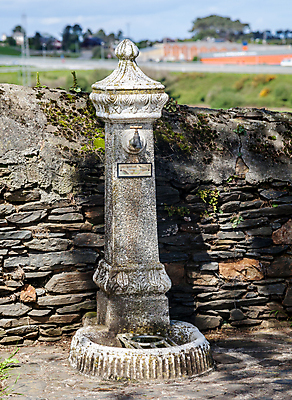 포토 JPG 해외이미지 유럽 음료 거리 사람없음 야외 물 여름 회색 수확 골동품 마시기 바위 기둥 도시 분수 수도꼭지 타운 일반 방법 산티아고 스페인어 옛날 공급 해외포토 자연요소 계절 건축 나라 컬러 농업 모션 돌_바위 파일형식 이미지허브