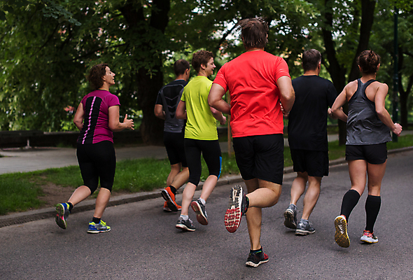 포토 JPG 해외이미지 주간 전신 나무 여자 노년 남자 도로 함께함 여러명 성인 야외 뒷모습 달리기 조깅 마라톤 달리기선수 해외포토 자연요소 식물 길 뷰포인트 다수 컨셉 교통시설 모션 사람 경기 운동 육상스포츠 육상선수 파일형식 이미지허브