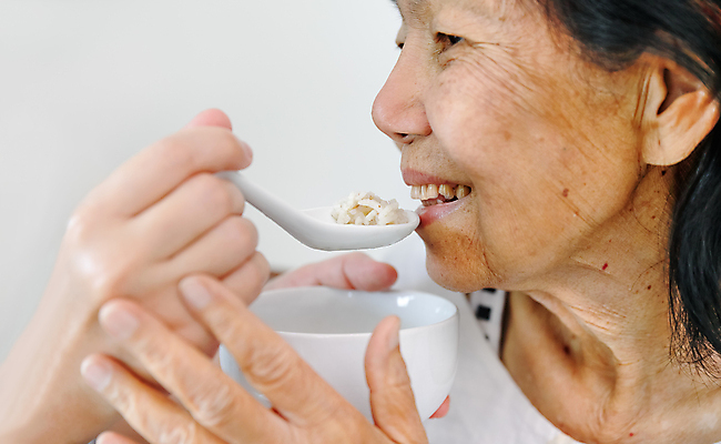 포토 JPG 해외이미지 1 라이프스타일 손 노년 행복 감정 할머니 여유 음식 엄마 휴식 주택 실내 건강 사람 앉기 동양인 두명 약 건강관리 숟가락 식사 중국 주름 닫기 먹이 은퇴 배고픔 흰배경 문학 70대 80대 싱가폴 돌봄 수유 옛날 해외포토 여자 아시아 백그라운드 컨셉 의학 가족 모션 수저 관리 인종 성인 내부 건물 생활 신체부위 흰색 파일형식 이미지허브