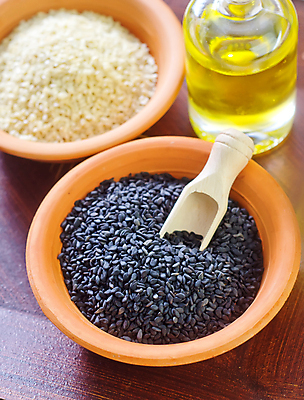 포토 JPG 해외이미지 식물 접시 아시아 음식 다이어트 재료 탁자 건조 요리 씨앗 동양인 사람없음 목재 빛 농작물 갈색 주방 검은색 흰색 양념 조미료 투명 사발 닫기 맛 기름 낟알 시리얼 허브 향신료 묘사 국자 유기농 깨 향 레시피 흙더미 내추럴 생식 음식준비 맛있는 해외포토 나무 식기 웰빙 나라 컬러 가구 컨셉 농업 식재료 모션 주방용품 건강 인종 흙 사기그릇 준비 향미료 파일형식 더미 이미지허브