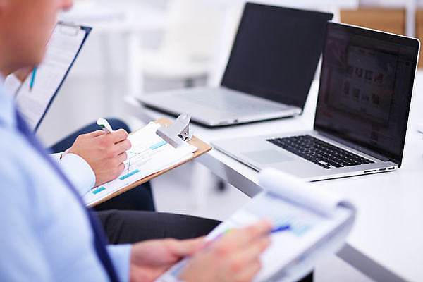 포토 JPG 해외이미지 백인 직업 응시 여자 남자 종이 비즈니스 사업가 통신 탁자 성공 협력 설계 노동자 직장 실내 미소 사람 앉기 정장 20대 성인 사람없음 30대 노트북 사무실 펜 카메라 흰색 업무 비즈니스맨 비즈니스우먼 자신감 그룹 문서 해외포토 서양인 시선 옷 감정 컬러 가구 컨셉 회사 모션 표정 청년 내부 장년 전자제품 필기구 작업 직장인 파일형식 이미지허브