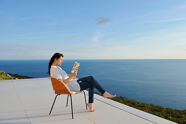 포토 JPG 해외이미지 전신 여자 의자 비즈니스 하늘 휴식 한명 들기 앉기 성인 야외 옆모습 책 자유 옥상 성인여자한명만 해외포토 1 뷰포인트 가구 컨셉 모션 사람 여자한명만 성인여자만 파일형식 이미지허브