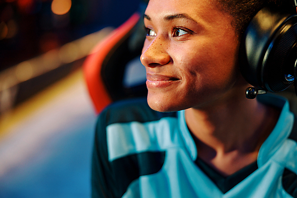 포토 JPG 해외이미지 여자 한명 상반신 성인 취미 옆모습 헤드셋 경쟁 게임 사이버 게이머 성인여자한명만 해외포토 1 뷰포인트 음향기기 컨셉 놀이 사람 헤드폰 여자한명만 성인여자만 파일형식 이미지허브