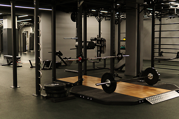 포토 JPG 해외이미지 직업 라이프스타일 스포츠 백그라운드 신체 벤치 실내 건강 사람없음 운동복 운동 힘 아령 장비 센터 연습 클럽 체육관 돌리기 스타일 크로스핏 해외포토 옷 의자 모션 내부 생활 파일형식 이미지허브