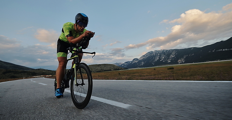 포토 JPG 해외이미지 주간 전신 남자 도로 하늘 한명 성인 야외 옆모습 자전거 승차 사이클선수 사이클링 라이딩 성인남자한명만 해외포토 자연요소 1 길 뷰포인트 교통시설 모션 운동선수 사람 바이크 육상스포츠 남자한명만 성인남자만 파일형식 이미지허브