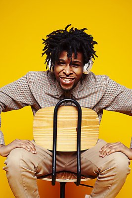 포토 JPG 해외이미지 학생 라이프스타일 헤어스타일 응시 교육 남자 행복 얼굴 음악 컨셉 성공 모바일 한명 미소 사람 성인 청춘 노란색 유행 검은색 헤드폰 기쁨 표현 자신감 시원함 스마트 흥분 긍정 스타일 힙스터 해외포토 1 시선 패션 감정 컬러 음향기기 문화예술 표정 생활 신체부위 파일형식 이미지허브