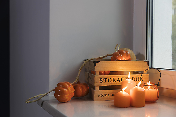 포토 JPG 해외이미지 호박 실내 사람없음 모형 나무상자 창가 오브젝트 향초 노끈 해외포토 줄 채소 초 창문 내부 상자 파일형식 이미지허브